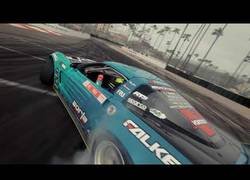 Enlace a No es un videojuego: es un drone grabando una competición de drift