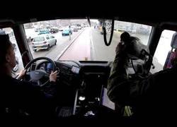 Enlace a Camión de bomberos lucha contra el tráfico de Holanda para llegar a su destino en un momento de emergencia