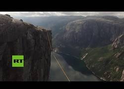 Enlace a Este equilibrista pierde por completo el equilibrio y por suerte se salva