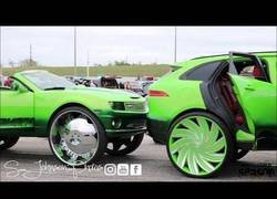 Enlace a El desfile de coches con llantas horribles