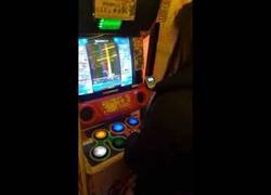 Enlace a Graba a su mujer jugando a este juego y al lado está jugando un japonés en modo leyenda