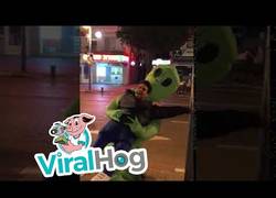 Enlace a Y de repente en las calles de Tel Aviv un humano fue abducido por un alien