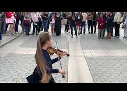 Enlace a Esta niña sorprende a todos interpretando el tema de Spider-Man: Into the Spider-Verse