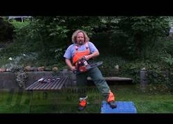 Enlace a Los pantalones inventados para evitar que te cortes la pierna con una motosierra