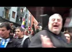 Enlace a Albert Rivera llamando desde su coche 'Cobarde' a la gente en Rentería mientras le defienden decenas de policías