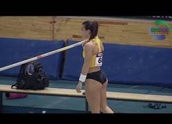 Enlace a Un recopilatorio de atletas italianas haciendo salto de pértiga que te alegrará la vista