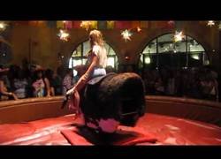 Enlace a Esta tipa se pasó el toro mecánico en nivel leyenda