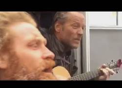 Enlace a Jorah, The Hound, Tormund y Beric tocando y cantando una canción durante los descansos del rodaje de Juego de Tronos
