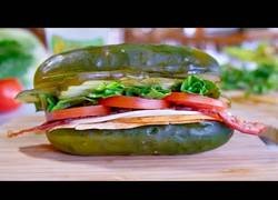 Enlace a Preparando un delicioso sandwich de pepinillos