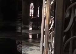 Enlace a Así lucía Notre Dame el día después del incendio en su interior