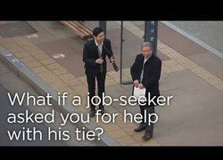 Enlace a Pide ayuda con la corbata ante su primera entrevista de trabajo y la reacción de la gente es sublime
