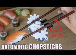 Enlace a Inventan los palillos japoneses automáticos definitivos para poder comer de todo en Japón