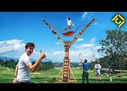 Enlace a Demoliendo objetos con un enorme tirachinas