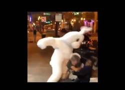 Enlace a 'Bad Bunny' se mete en una pelea callejera contra dos personas