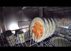 Enlace a Esto se ve en el interior de un lavavajillas