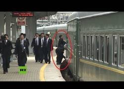 Enlace a Guardaespaldas de Kim Jong-un sacan brillo a su tren al llegar a Vladivostok