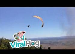 Enlace a Desplega el parapente y justo se provoca un tornado en la zona