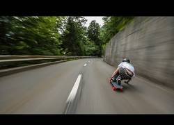 Enlace a Descendiendo a lo loco por carreteras suizas a más de 100km/h en monopatín