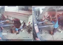 Enlace a Desastre en el taller intentando arreglar el camión