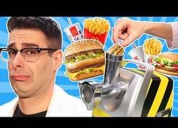 Enlace a Picando hamburguesas en una picadora de carne