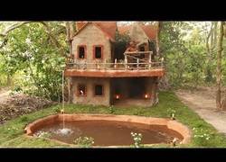 Enlace a La genial casa construída en mitad de la selva con los materiales básicos que te da la naturaleza