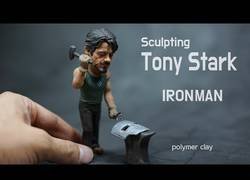 Enlace a Esculpiedo a Tony Stark con arcilla