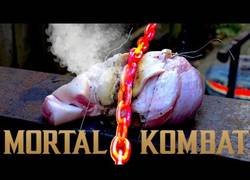 Enlace a Probando si es real que Scorpion pueda cortar carne con una cadena al rojo vivo