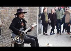 Enlace a La increíble actuación de este tipo en plena calle