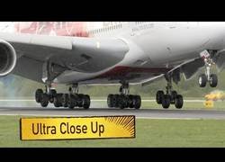 Enlace a Así tocan a tierra los aviones viéndolo a super slow motion