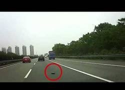 Enlace a El terrible momento cuando una barra de metal impacta contra un coche y mata al pasajero