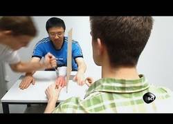 Enlace a La reacción que tenemos al vernos atacados hacia una mano falsa