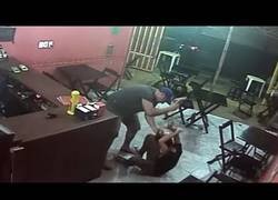 Enlace a La tremenda paliza que se lleva esta empleada en un restaurante en una hamburguesería