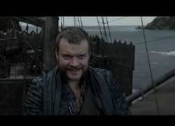 Enlace a Simplemente Euron derribando cosas con su arma mortífera