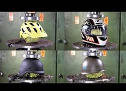 Enlace a En busca del casco más resistente aplastándolo con la prensa hidráulica