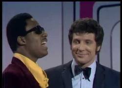 Enlace a El mágico momento en elq ue Stevie Wonder y Tom Jones cantaron juntos en televisión