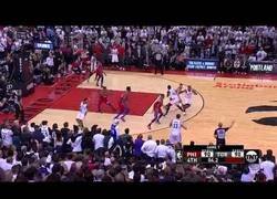 Enlace a Enorme canasta sobre la bocina de Kawhi Leonard