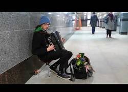 Enlace a Omen de Prodigy al acordeón en el metro