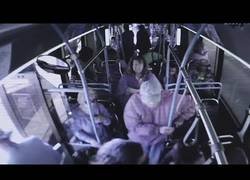 Enlace a Mujer empuja a anciano fuera del autobús. Este muere en el hospital por las lesiones