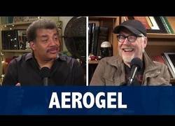 Enlace a Neil DeGrasse Tyson deja flipado a Adam Savage con el ''Aerogel''