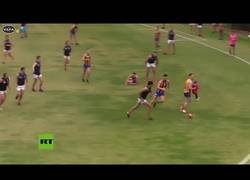 Enlace a Niña se cuela en campo de fútbol australiano y jugador la salva