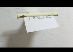 Enlace a Hombre de negocios cabreado se cena su traje