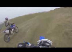 Enlace a Ciclista cae por un precipicio