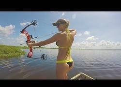 Enlace a Aprendiendo a pescar con Vicky Stark y su arco