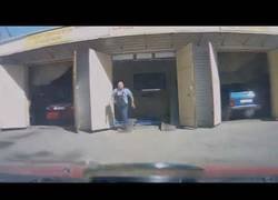 Enlace a Coche sale de garaje sin frenos