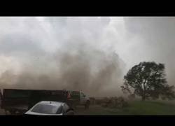Enlace a Intercepta un tornado a pie y vive para contarlo
