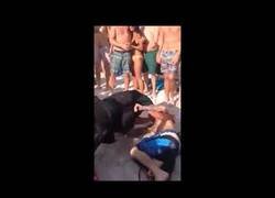 Enlace a Policía americano realiza un arresto agresivo en la playa