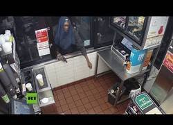 Enlace a Intenta robar en un McDonalds y acaba yéndose sin nada