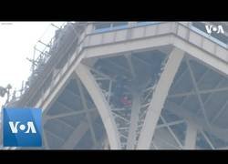 Enlace a Hombre trepa por la Torre Eiffel y todo se paraliza en la capital francesa