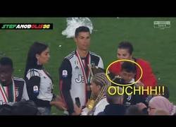 Enlace a Cristiano Ronaldo golpea accidentalmente a su hijo con la copa