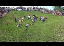 Enlace a La carrera del queso 2019 (UK) con muchos heridos